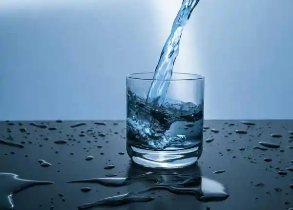 Vaso de vidrio con agua para beneficiar la salud y el cuerpo.