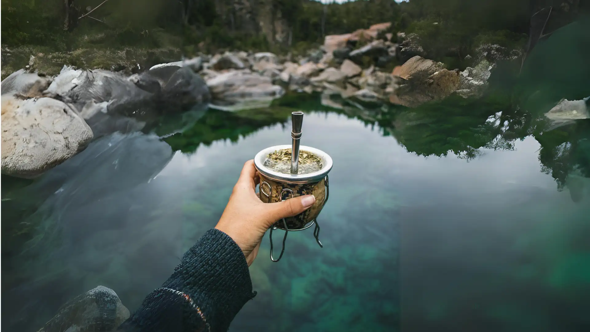 Como hacer un buen mate con yerba mate-bombilla-mate de calabaza-hermoso paisaje al aire libre