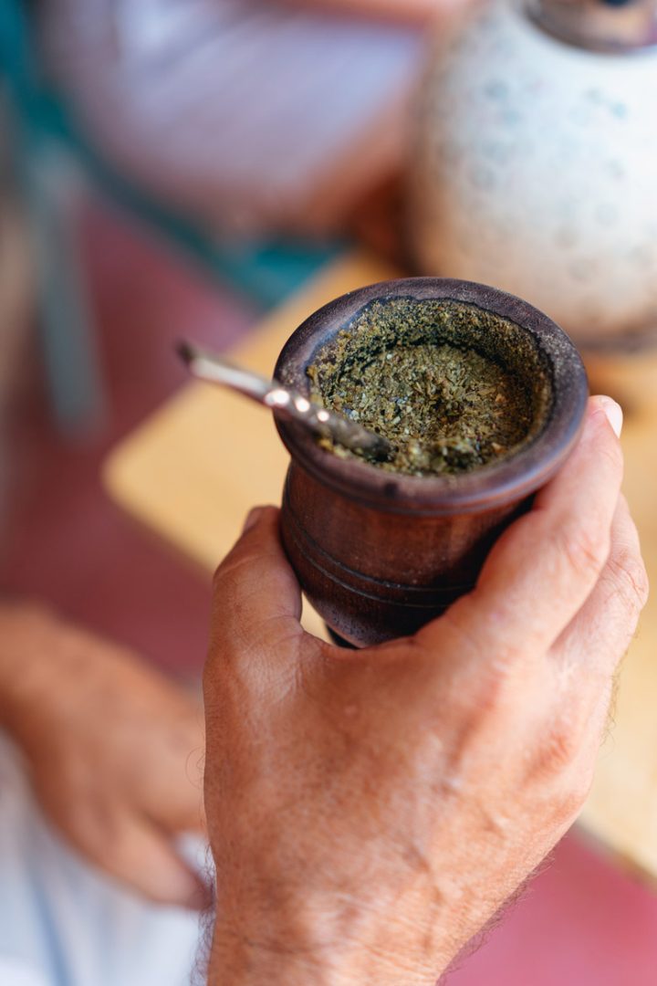 Hombre tomando mate en un Mate de Madera y disfrutando de sus beneficios