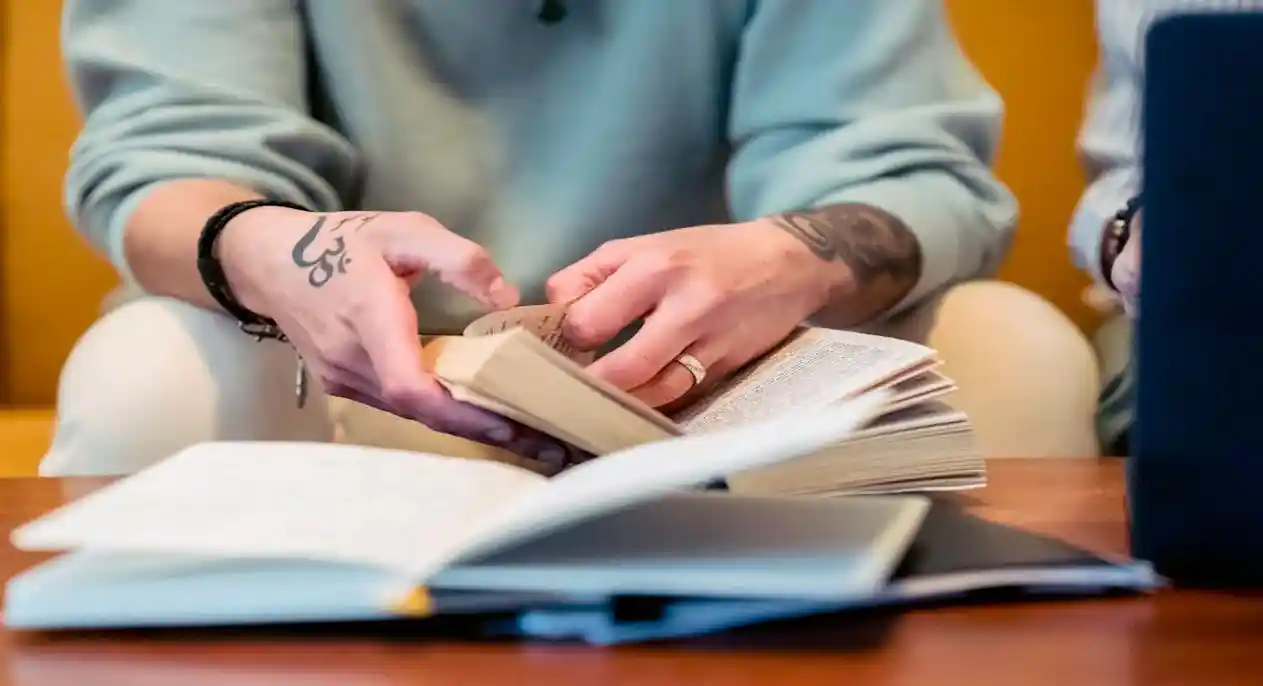 Imagen d un hombre leyendo uno de los mejores libros de autoayuda para el desarrollo personal y la motivación.